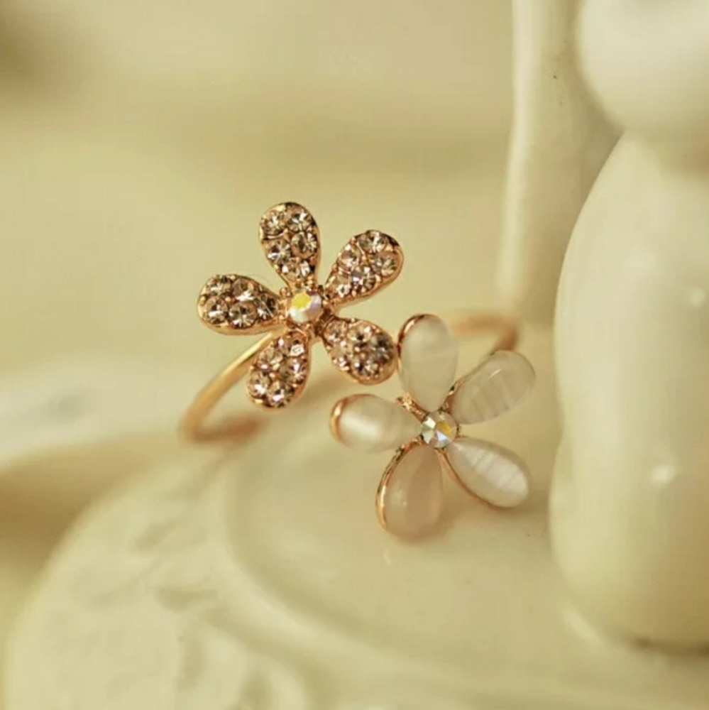 Dainty Daisy Ring  - Adjustable - ⭐⭐⭐⭐⭐ - Picture 4 of 12